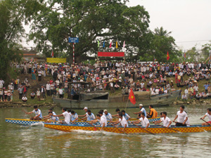 Đua thuyền tại làng cổ Túy Loan