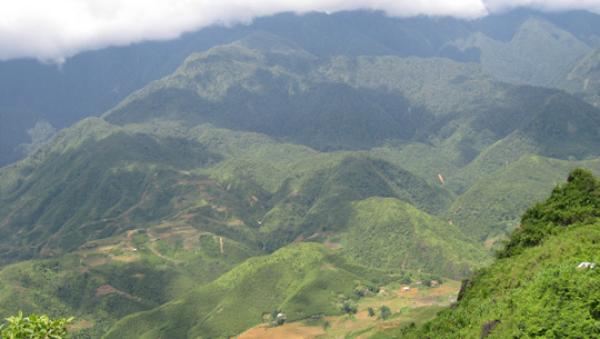 Quảng cảnh Sapa hùng vĩ hiện ra từ đỉnh Phan Si Păng