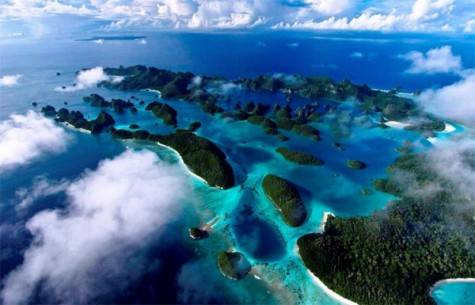Raja Ampat có hơn 40.000 km2 đất liền và sở hữu công viên biển lớn nhất Indonesia, thuộc vùng tam giác san hô Indonesia, Philippines và Papua New Guinea.