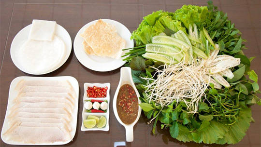 Ẩm thực Đà Nẵng - bánh tráng cuốn thịt heo bà Mậu - iVIVU.com