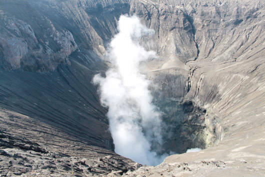 Khói trắng bốc lên từ miệng núi lửa Bromo