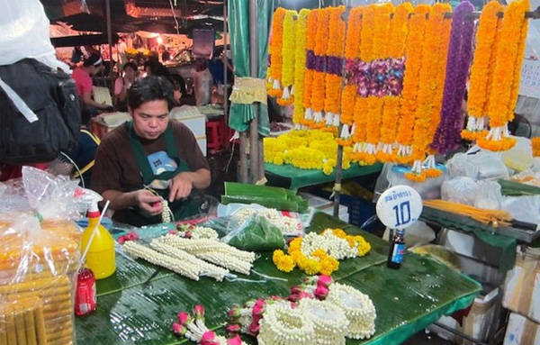 Chợ hoa Pak Khlong Talat mang lại cho du khách sự thư thái, nhẹ nhàng.