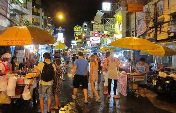 Khu phố Khao San luôn tấp nập khách du lịch là nơi tập trung nhiều món ăn đường phố và quần áo, trang sức bình dân.