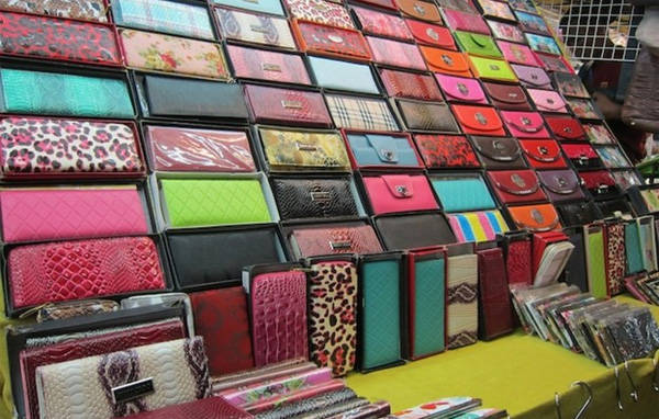 Các loại ví nhái được bày bán la liệt ở chợ đêm Silom.