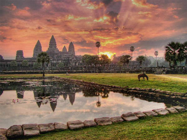 Quần thể Angkor là nơi nhất định bạn phải đến thăm khi tới Siem Reap.