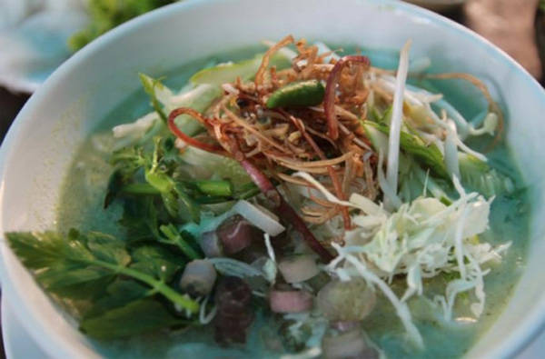 Nom Banh Chok là món ăn sáng quen thuộc của người Campuchia. Ảnh: cambodiacircle