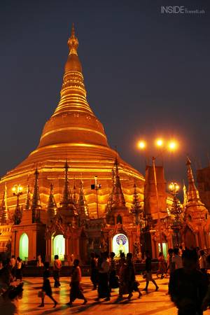 Chùa Shwedagon ở Myanmar còn là nơi mà người dân tập trung để cầu nguyện, suy nghĩ hoặc thậm chí là trò chuyện với nhau