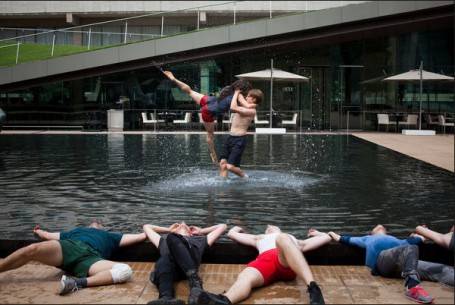 Các nghệ sĩ múa đang diễn tập ở hồ nước nhân tạo tại Hearst Plaza