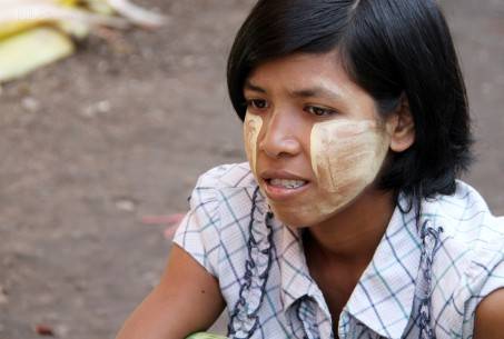 Một bé gái người Myanmar với thanaka trên mặt
