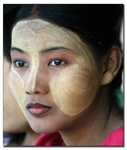 Phụ nữ Myanmar với thanaka