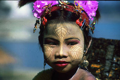 Bé gái Myanmar với thanaka