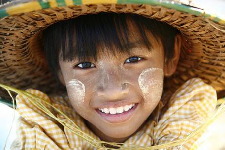 Bé gái Myanmar với thanaka