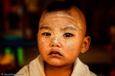 Bé trai Myanmar với thanaka