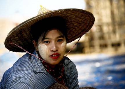 Phụ nữ Myanmar với thanaka