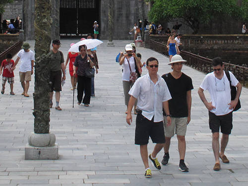 Việc dùng chung visa sẽ góp phần giúp du lịch Việt Nam phát triển. Trong ảnh: Du khách nước ngoài tham quan Đại nội (Huế) Ảnh: NGUYỄN THẢO