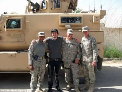 James cùng ba binh sĩ tại Afghanistan.