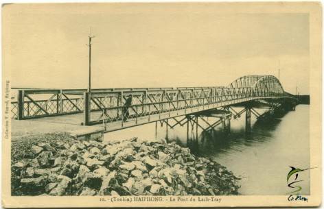 Cầu Rào bắc qua sông Lạch Tray.