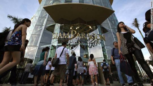 Siam Paragon được xem là trung tâm mua sắm sang trọng ở Bangkok. Không có gì ngạc nhiên khi nhiều khách du lịch chọn nơi đây làm nơi chia sẻ hình ảnh của mình với bạn bè.