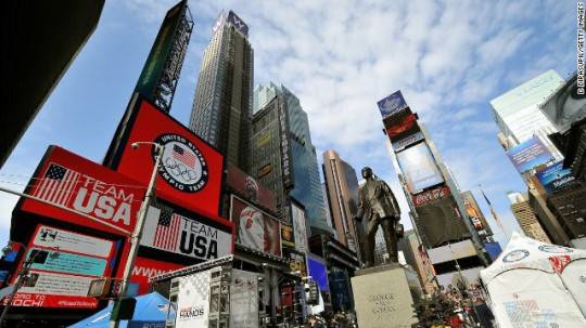 Không Instagram-mer nào có thể chống lại sức hút ánh sáng của Times Square, nơi diễn ra đêm giao thừa chào đón năm mới với màn thả bong bóng lên trời.