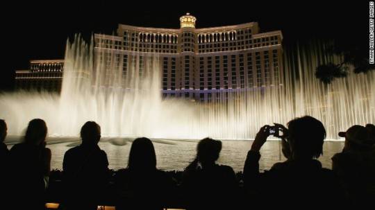 Đài phun nước nằm trước khách sạn nổi tiếng số một Las Vegas, được xuất hiện rất nhiều trên các bộ phim của Hollywood.