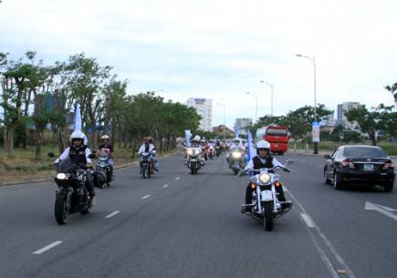 Nhiều hoạt động thu hút khách du lịch như thi chạy việt dã, diễu hành xe moto cũng thường xuyên được tổ chức tại tuyến đường ven biển này.