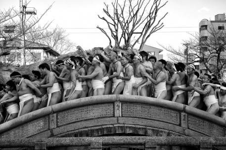 Tên tác phẩm: Keeping Warm (Giữ ấm). Tác giả: Julian Krakowiak. Địa điểm: chụp tại lễ hội Konomiya Naked Festival, tổ chức hàng năm vào mùa Đông lạnh giá ở Konomiya, Nhật Bản. 