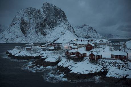 Tên tác phẩm: Fishing Huts (Rorbuer) in the Lofoten Islands. Tác giả: Mia Bennett. Địa điểm: Reine, đảo Lofoten, Bắc Na Uy.