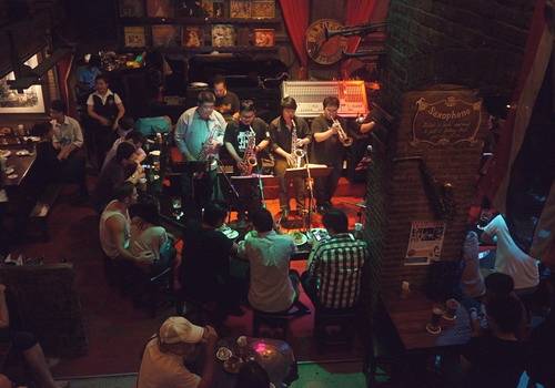 Quán bar Saxophone ở khu Victory Monument là một trong những quán bar chơi nhạc Jazz / Blues đẳng cấp nhất ở Bangkok.