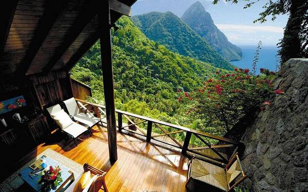 Tại đây, bạn có thể ngắm khung cảnh núi rừng và biển ngay từ cửa sổ phòng ngủ của mình. 