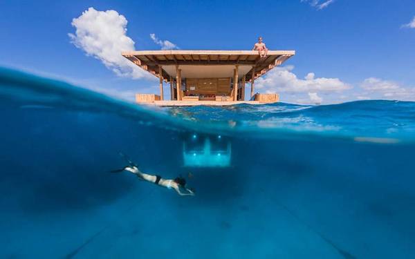 Một khách sạn nổi với phòng ngủ nằm sâu 4m dưới biển