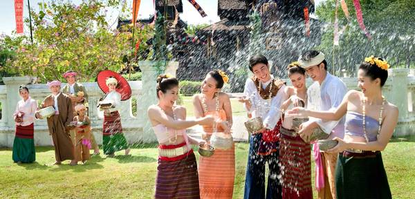 Songkran-Thai-New-Year-Festival-ivivu