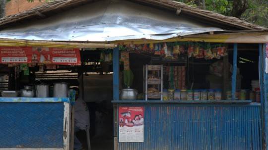 Quán cơm bụi kiêm cửa hàng tạp hóa - Ảnh: Giang Nguyên
