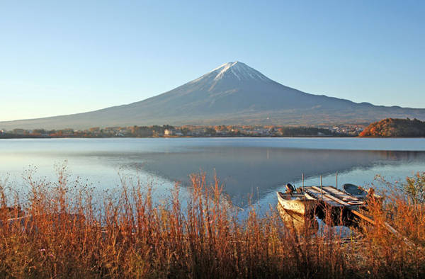 The lake side view of Mountain Fuji, Japan