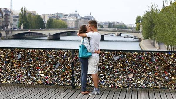 Pháp kêu gọi chiến dịch “giải cứu” cho cây cầu tình yêu