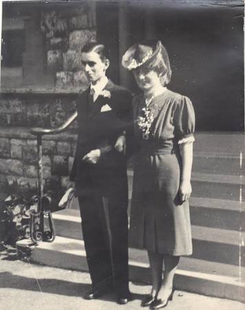 Cặp đôi Margaret và Denys đã kết hôn tại một nhà thờ Chúa ba ngôi ở Hampstead, London vào tháng Tư năm 1939. Cặp đôi Margaret và Denys đã kết hôn tại một nhà thờ Chúa ba ngôi ở Hampstead, London vào tháng Tư năm 1939.