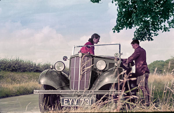 Vào tháng Tám năm 1939, Margaret và Denys bắt đầu chuyến đi xa vòng quanh nước Anh của mình trên chiếc xe hơi mui trần Morris Eight, cùng với chú mèo Edgar của họ. Vào tháng Tám năm 1939, Margaret và Denys bắt đầu chuyến đi xa vòng quanh nước Anh của mình trên chiếc xe hơi mui trần Morris Eight, cùng với chú mèo Edgar của họ.