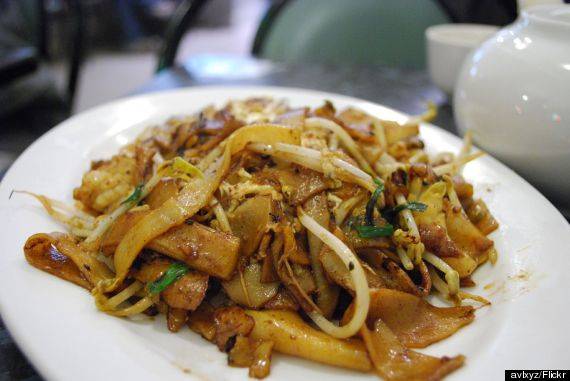 Món Char Kway Teow của Malaysia Char Kway Teow bao gồm mỳ gạo dài và dẹt được chiên giòn trong chảo sâu và dùng với tương đậu nành, tôm tươi, trứng, giá và hành lá. Món này thường được đặt trên một mảnh lá chuối và là một trong những món ăn đường phố phổ biến nhất Penang.
