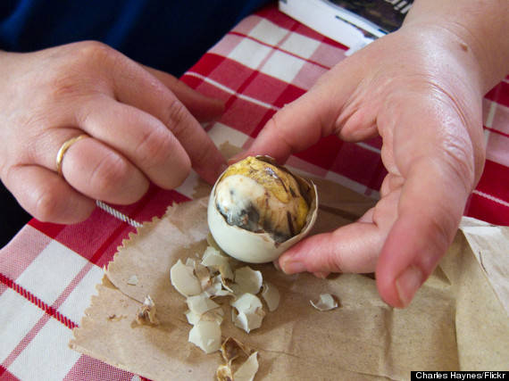Món Balut của Philippines  Balut chính là món trứng vịt lộn theo tên gọi tại quốc đảo Philippines. Trứng được luộc chín và ăn kèm với một số loại rau.
