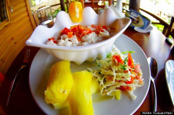 Món Kokoda ở đảo quốc Fiji - món ăn hơi giống với món ceviche (một món ăn phương Tây hơi giống gỏi cá của Việt Nam), với các miếng cá sống được cắt thành cục vuông và tái chanh, sau đó trộn với thơm, hành, ớt xanh… và nước cốt dừa tạo thành một món salad. Bạn có thể ăn kèm cùng với khoai lang hoặc khoai mì.