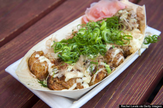 Món bánh Takoyaki của Nhật Bản: Takoyaki là món ăn đường phố truyền thống nổi tiếng có xuất xứ từ Osaka. Nếu các món ăn của Nhật Bản được chế biến một cách cầu kỳ, công phu thì món bánh Takoyaki lại làm khá đơn giản. Trong tiếng Nhật, Tako nghĩa là bạch tuộc còn Yaki là nướng. Để chế biến món này, đầu bếp chỉ cần nặn bột thành hình tròn và lấy nhân là bạch tuộc rồi đem nướng lên. Takoyaki khi nướng ăn nóng rất thơm và giòn.