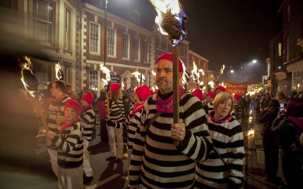 Xem lễ hội lửa tại thị trấn Lewes, Anh