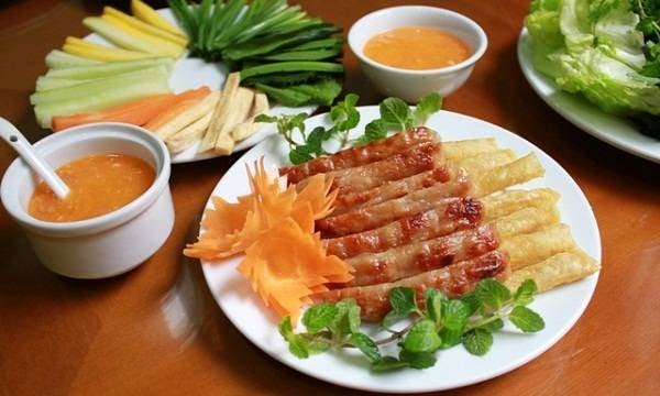 Không chỉ là nơi nổi tiếng với những thắng cảnh đẹp, Nha Trang còn được biết đến bởi các món ăn ngon hấp dẫn khiến du khách ăn một lần là nhớ mãi.
