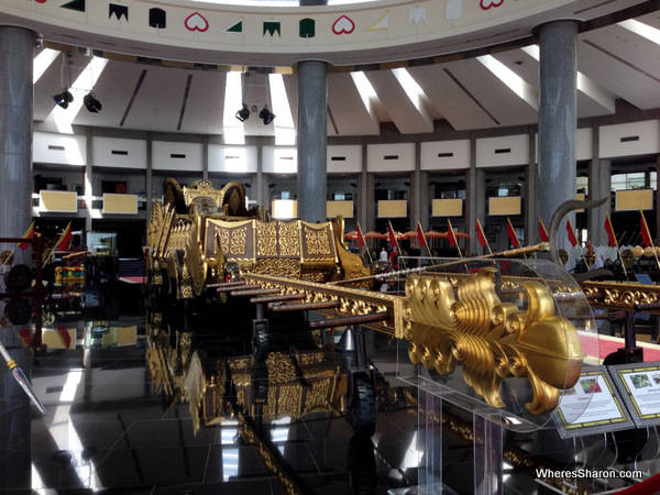 Du lich Brunei - Bên trong của bảo tàng Hoàng gia Regalia
