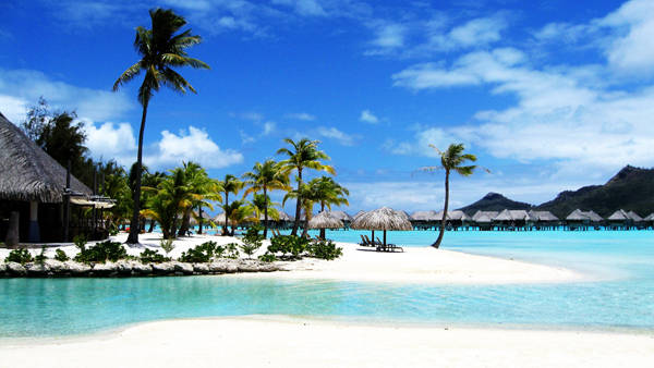 Trở lại với cái tên gọi đặc biệt Bora Bora, nó được bắt nguồn từ tiếng Tahiti "Pora Pora" - nghĩa là "Sinh ra đầu tiên". bora-bora-nang-vang-bien-xanh-noi-dbsk-quay-mv-14-ivivu