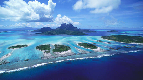 Ngồi trên máy bay từ Tahiti đến Bora Bora, chúng ta có thể nhìn được toàn cảnh một khu nghỉ dưỡng tự nhiên tuyệt đẹp. bora-bora-nang-vang-bien-xanh-noi-dbsk-quay-mv-2-ivivu