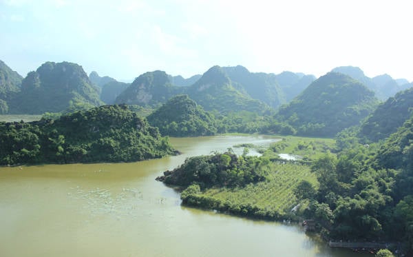 Du lịch Hà Nội - Hồ Quan Sơn nhìn từ đỉnh Hoa Quả Sơn.