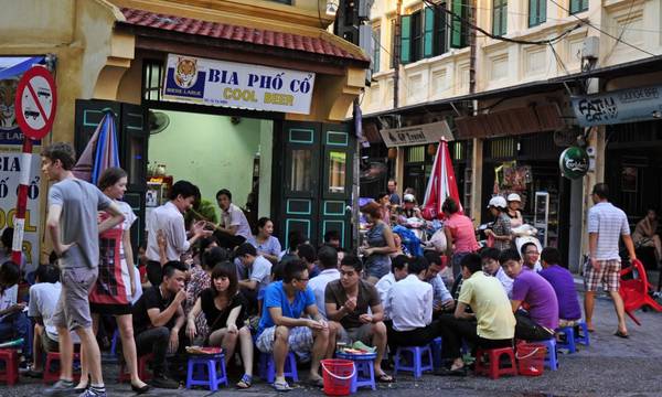 Du lich Ha Noi - Những cửa hàng bia hơi ở khu phố cổ luôn đông đúc. (Ảnh: Hanoipackagetours)