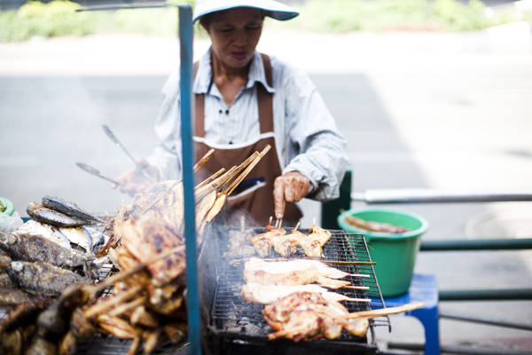 Việc thưởng thức những món ăn đường phố đã trở thành một trải nghiệm không thể bỏ qua của du khách Việc thưởng thức những món ăn đường phố đã trở thành một trải nghiệm không thể bỏ qua của du khách