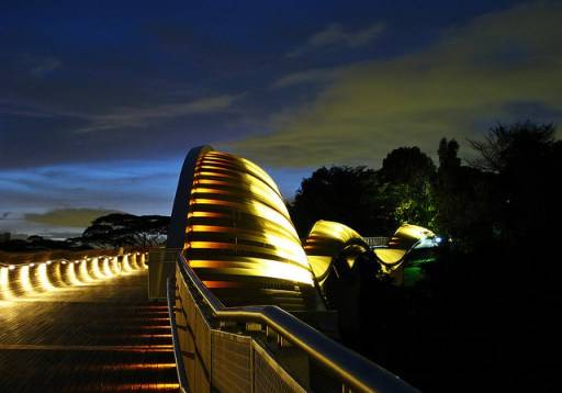 Cầu đi bộ cao nhất ở Singapore Henderson Wave lung linh trong đêm. Cầu đi bộ cao nhất ở Singapore Henderson Wave lung linh trong đêm.