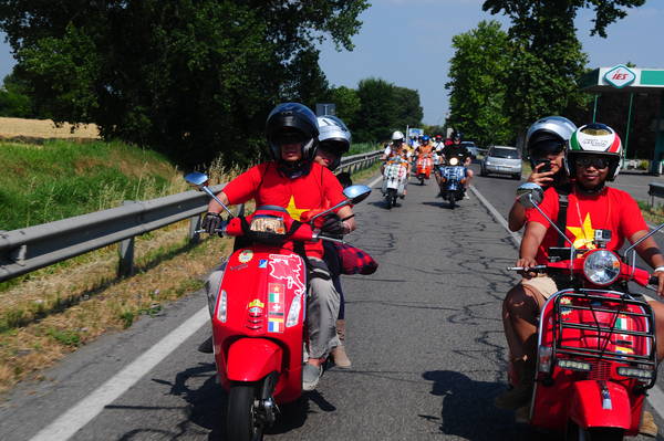 gap-nhung-tin-do-phuot-chau-au-bang-xe-vespa-co-2-ivivu